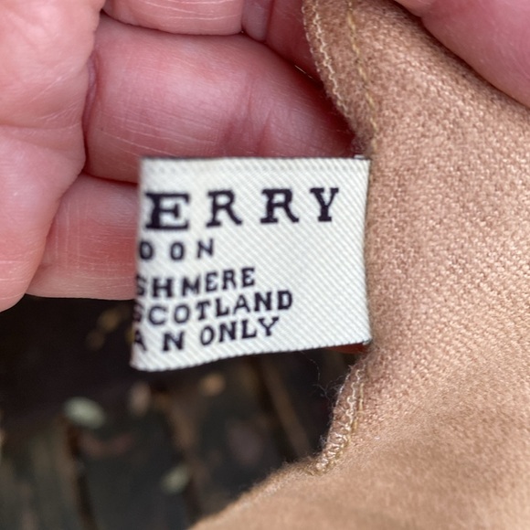 BURBERRY Lightweight Cashmere Wrap 26” X 80” - Picture 5 of 7